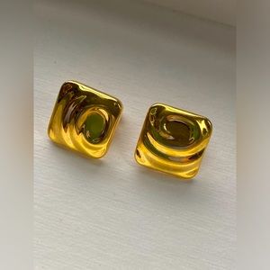 ⚜️ Vintage Monet Gold Tone Clip On Earrings Square ⚜️. Item # A/13